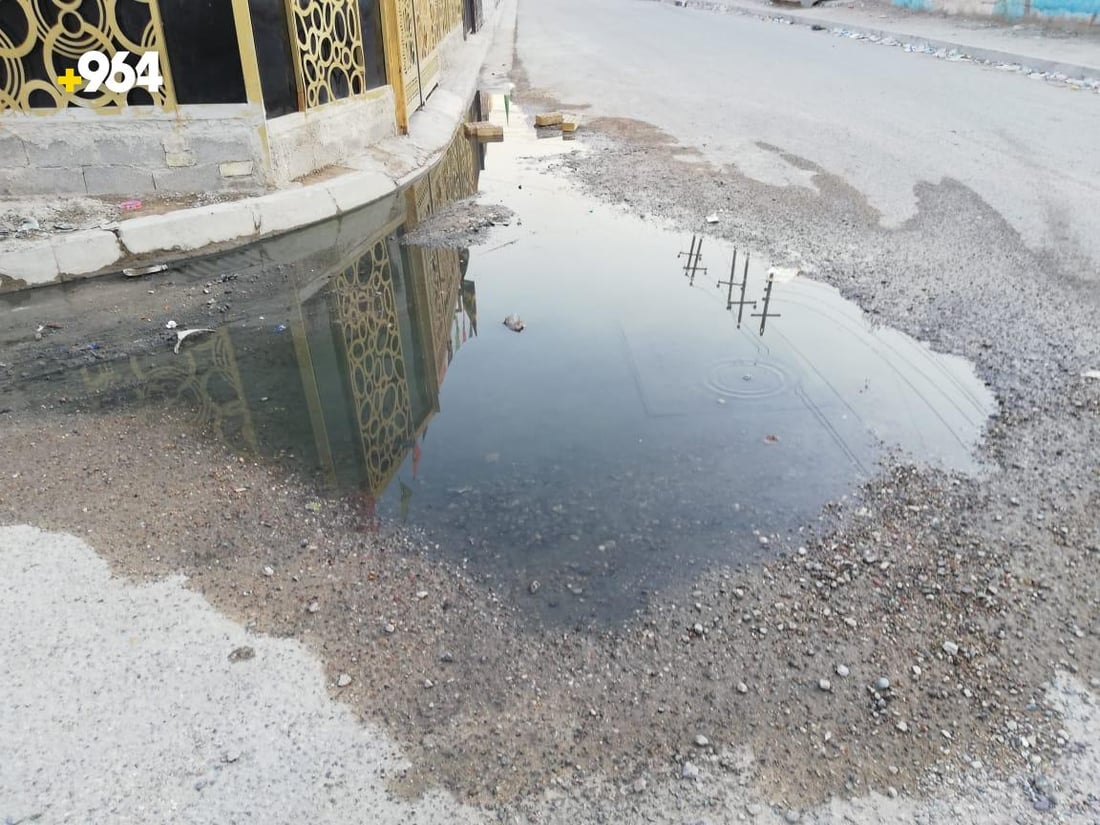 صور: “شهداء العبيدي” غارقة شتاءً وصيفاً.. أغطية المجاري تسرق والقمامة ترمى فيها