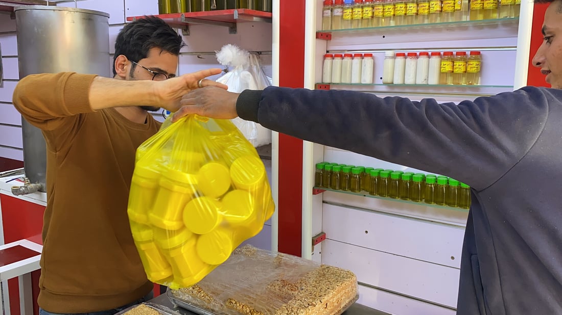 صور: برودة الأجواء وأكْلة “الشعث” تنعشان سوق “الدهن الحر” في الناصرية