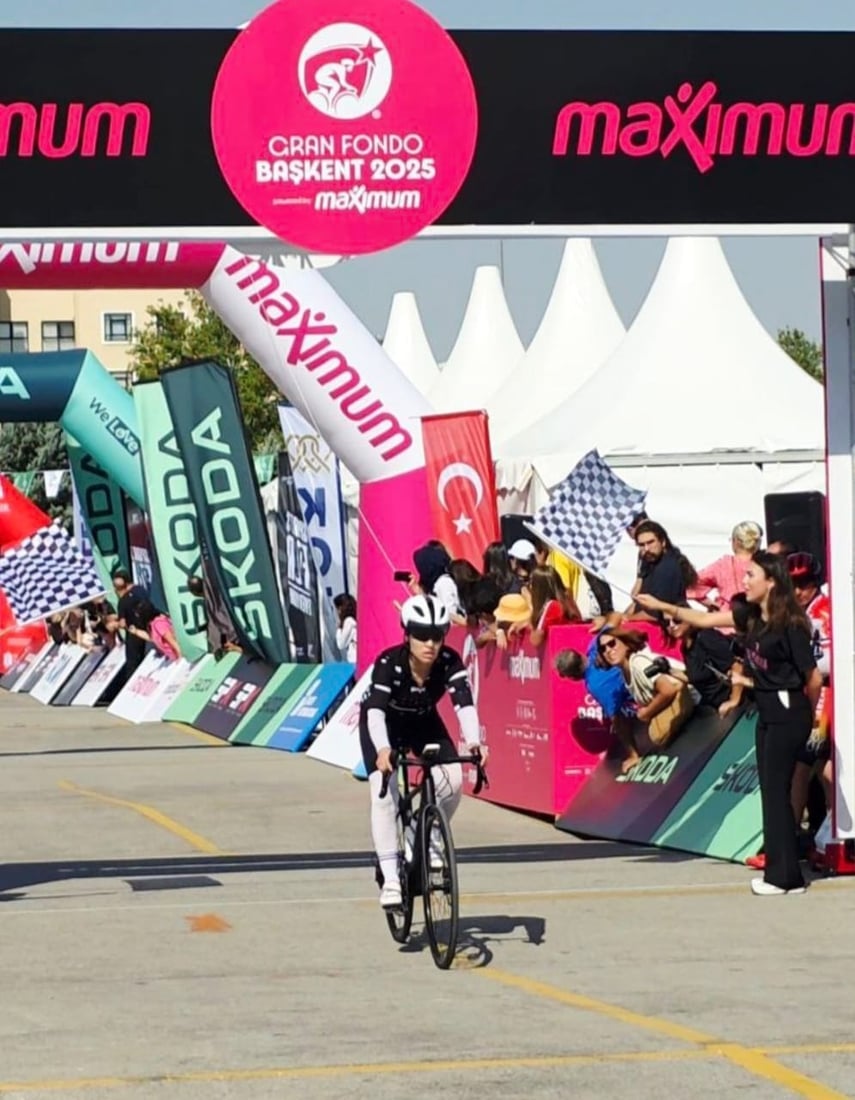 فتاة من الناصرية تخطف الأنظار في أنقرة.. فاطمة يوسف تتوج ببرونز سباق الدراجات