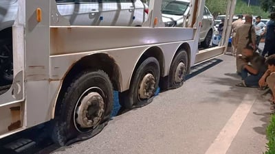 کەسێک دەستڕێژی گوللە لە شاحینەی گواستنەوەی ئۆتۆمبێل دەکات