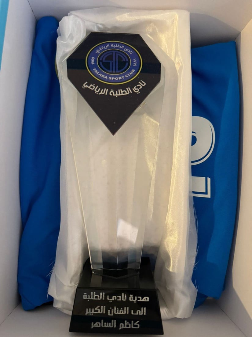 الأنيق يهدي قميصه لكاظم الساهر.. أبرز مشجعي النادي منذ أيام الشباب (صور)