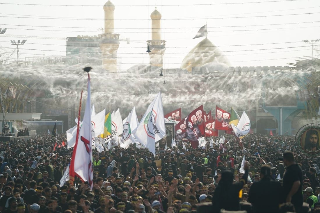 الحشد يرفع بوستر عملاق بين الحرمين: مثلي لا يبايع مثله (فيديو)