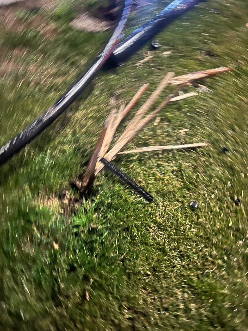 ئۆتۆمبێلێک لە زاخۆ کۆنتڕۆڵی لەدەستدا و خۆی بە ستوونی کارەبا و دارێکدا کێشا