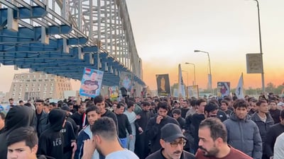 الناصرية تقف أمام جسر الزيتون.. حشود بمسيرة استذكار للضحايا