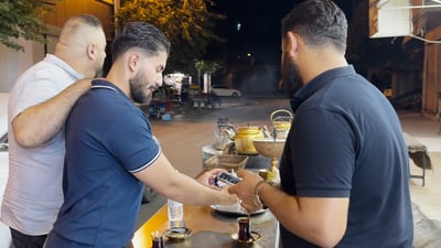 “موشەکیش ببارێ ئێمە هەر نانی خۆمان ئەخۆین”