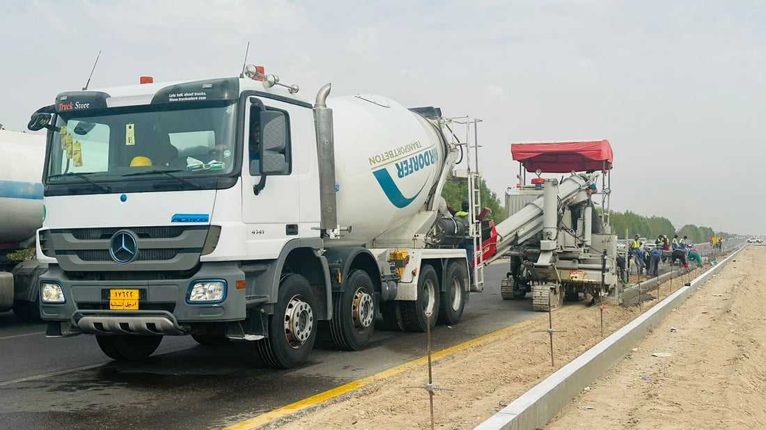 صب وإنارة وأشجار “الجلفلورا”.. صور من أعمال الجزرة على طريق سفوان والزبير