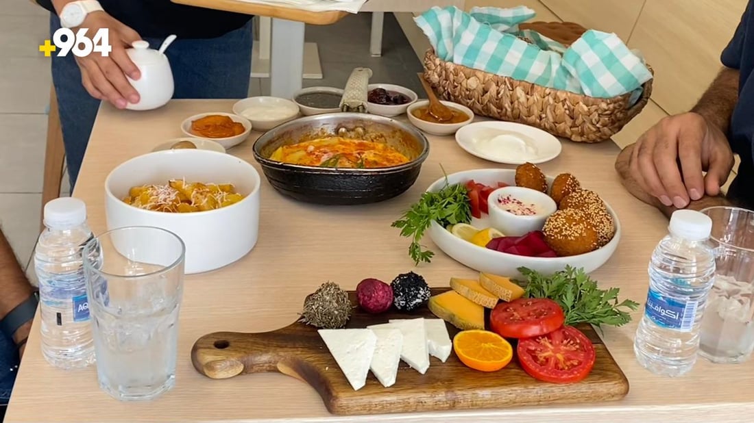 صور: لا حاجة لـ”مينيو” في مطعم “تومان” البصرة.. الشيف يُطعم الزبائن على ذوقه!