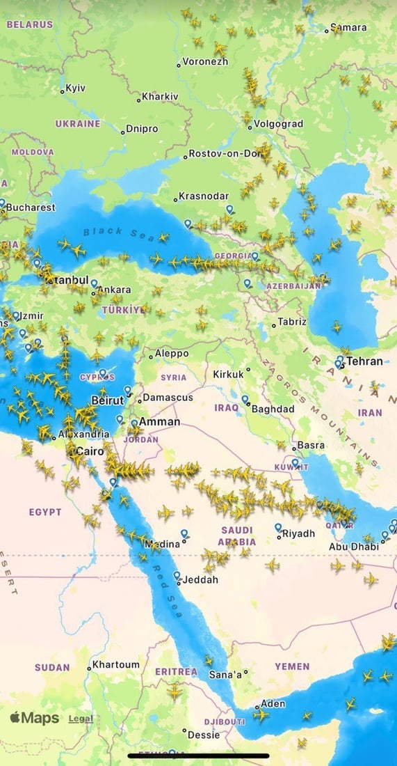الأجواء خالية والخسائر كبيرة.. الطائرات تغيّر مسارها قبل الدخول إلى العراق (صور)