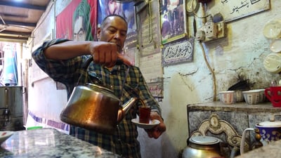 مقهى قديم في العشار يستذكر محاربي الثمانينات و”عرب وأكراد” والحاج طارش (فيديو)