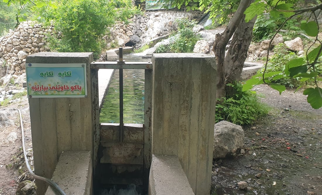 توێکڵە شووتی و بوتڵی ئاو لای کانیاوەکانی سەرگەت فرێدراون