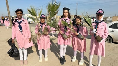 صور: تلاميذ الديوانية يزينون الشوارع بالورود.. حملة تشجير بمشاركة الأهالي
