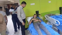 صور: جاء بالشفل وعاد بالإسعاف.. اعتداء على موظف بلدية أث...