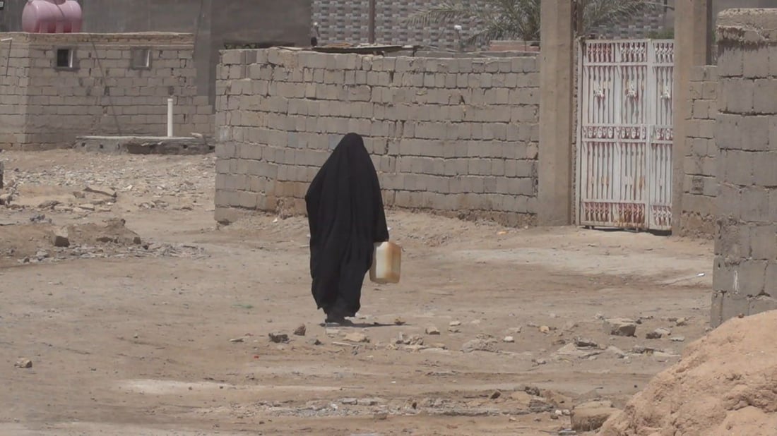صور: سيدات بابل ينقلن الماء بـ”الجليكانات” منذ أسبوعين.. والكهرباء تعد بخط طوارئ