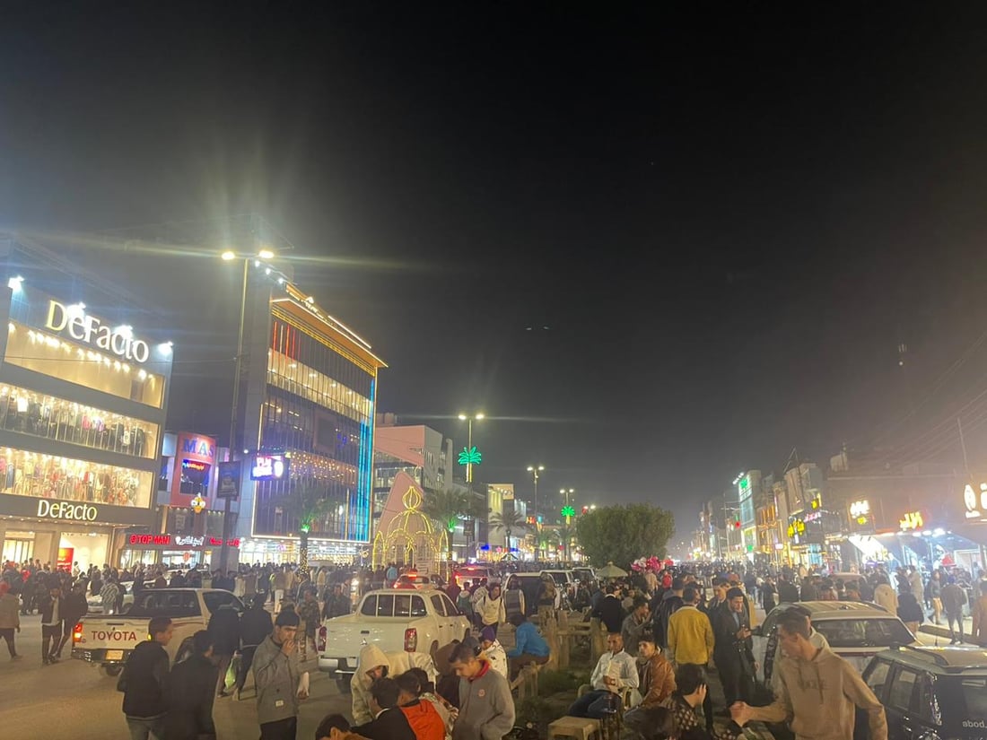 الوضع في شارع السناتر بكربلاء.. عوائل تحتفل ومواكب تطلق أناشيد دينية