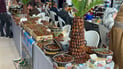 داری خورمای ھێناوە بۆ فێستیڤاڵی خورما و ھەنگوین و دەیفرۆشێت