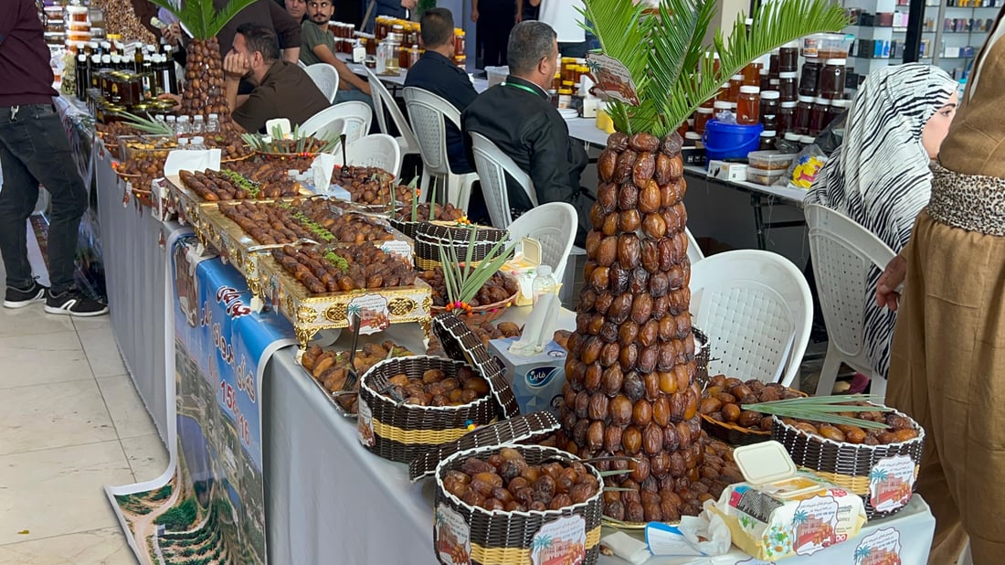 داری خورمای ھێناوە بۆ فێستیڤاڵی خورما و ھەنگوین و دەیفرۆشێت