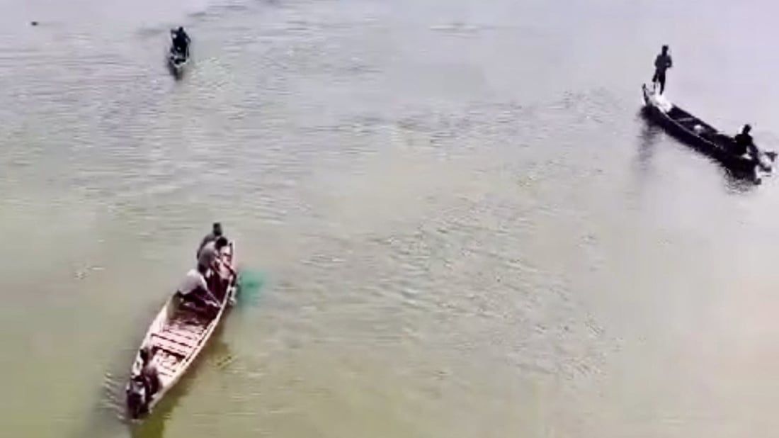 بشباك صيادي البصرة.. انتشال جثة شاب سبح صائماً فابتلعه الفرات (صور)