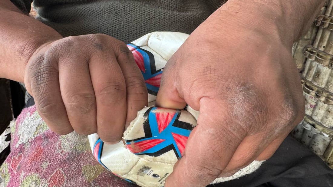 سكافي المشخاب قرب جسر السوارية: لا يصلح فقط بل يصنع.. ويقبل بالفاتحة لروح أخيه