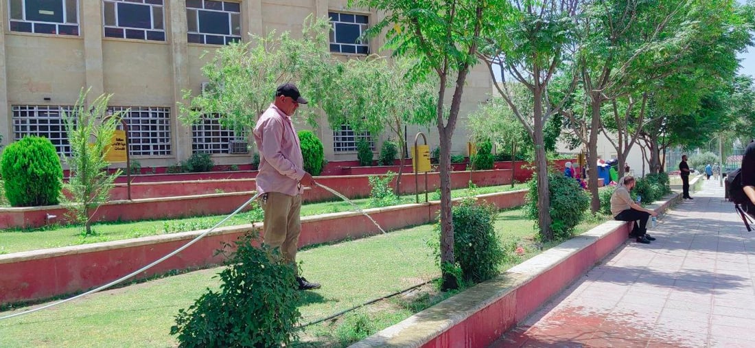 صور مدهشة من جامعة الموصل: “السبحبح” يكبر ويغطي الحدائق.. والسورية تتحمل تموز