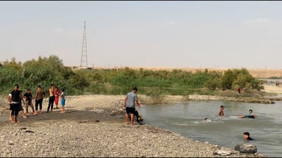 فيديو: الغطس في دجلة هو الحل.. يمكن للحكومة منع السباحة حين تعود الكهرباء!