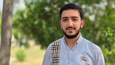 تەمەنی 20 ساڵە و  حەج دەکات