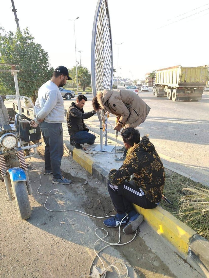 صور: البلدية مستاءة من حملة انتقادات واسعة لنشرات الزينة في شوارع الكوت