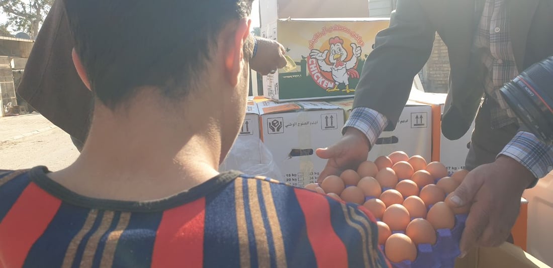 صور: البيض المدعوم يصل إلى حي “التنك” أفقر مناطق السماوة.. الطبقة بـ 4750