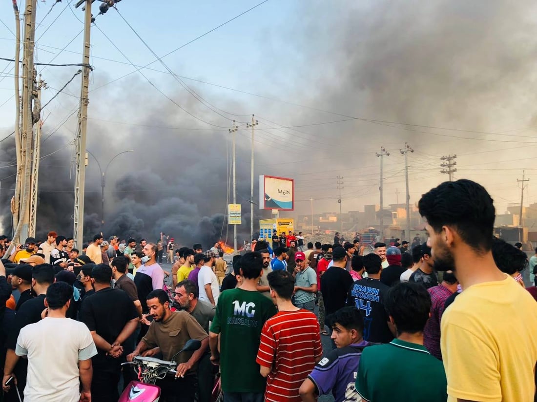 صور: غلق شوارع الديوانية بالإطارات المحترقة احتجاجاً على تردي الكهرباء