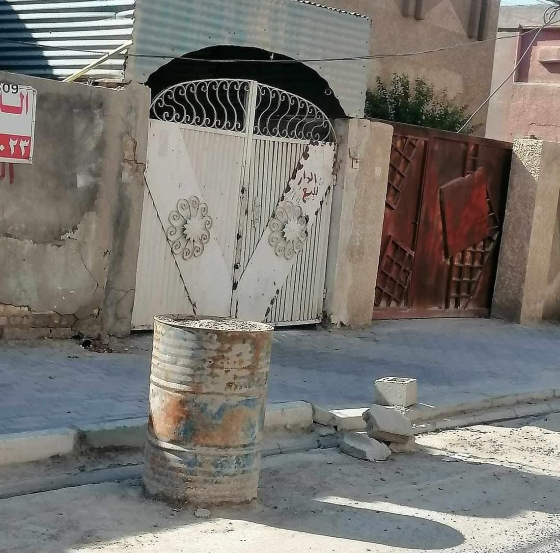 صور: لا مكان لركن السيارات في السماوة.. الأهالي وضعوا براميل مليئة بالحجارة