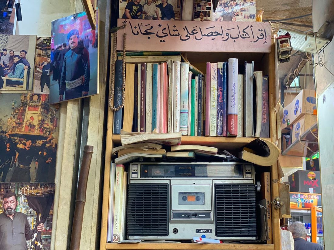 صور من “چاي خانة”.. رائحة الحطب وأسرار كربلاء في جلسة بلا إنترنت