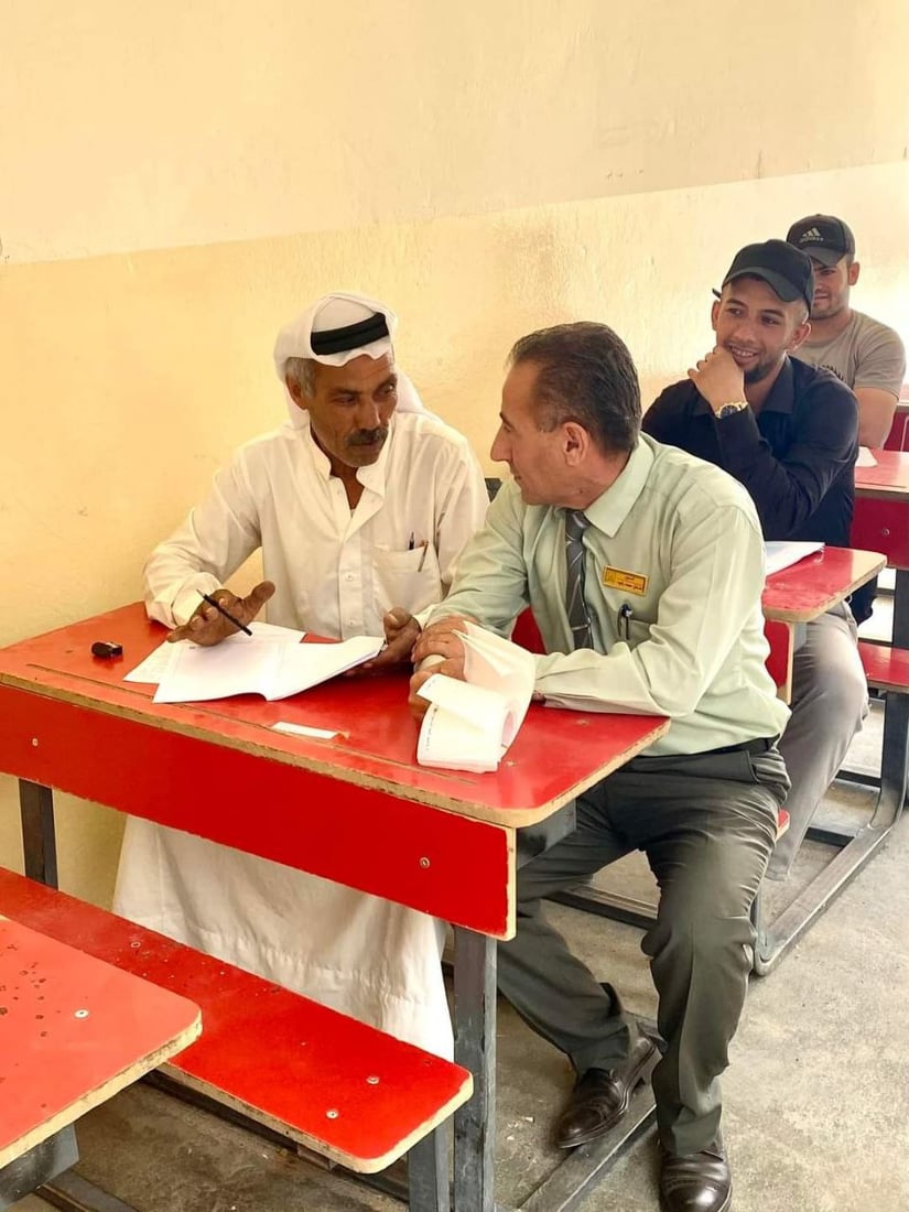 بالغترة والعقال.. ستيني يشارك بامتحانات السادس الابتدائي في كركوك