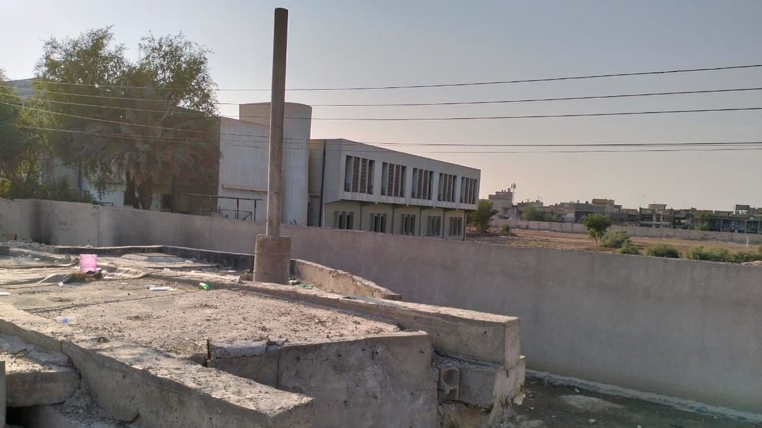 “الوضع لا يطاق والجميع يختنق”.. غازات المجاري تحاصر أهالي حي السلام (صور)