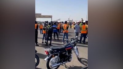 الدراجات النارية تغلق الطريق إلى ميناء أم قصر: افتحوا بوابة سكة الحديد (فيديو)