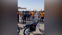 الدراجات النارية تغلق الطريق إلى ميناء أم قصر: افتحوا ب...