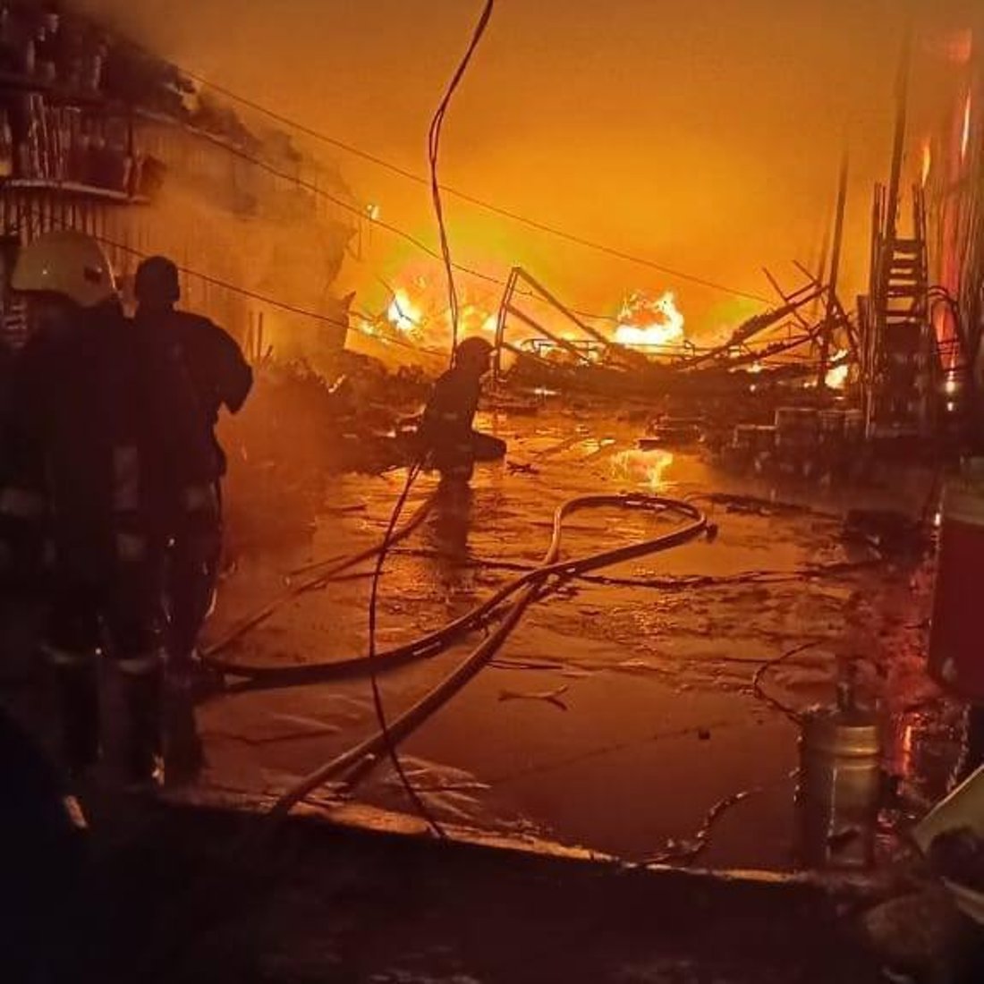 صور من بابل قبل قليل: حريق يلتهم مجمعاً لبيع المواد الإنشائية في الهاشمية