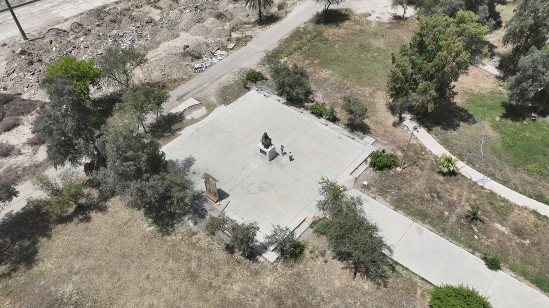 أمانة بغداد تدعو النحات سعد الربيعي لصيانة تمثال أبو نؤاس