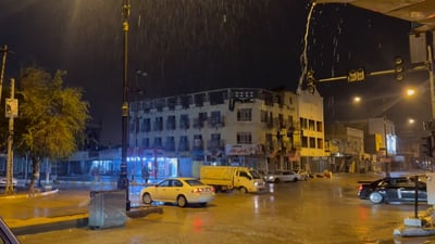 فيديو: غيوم سوداء محملة بالأمطار تغطي السماء وتغرق شوارع الديوانية