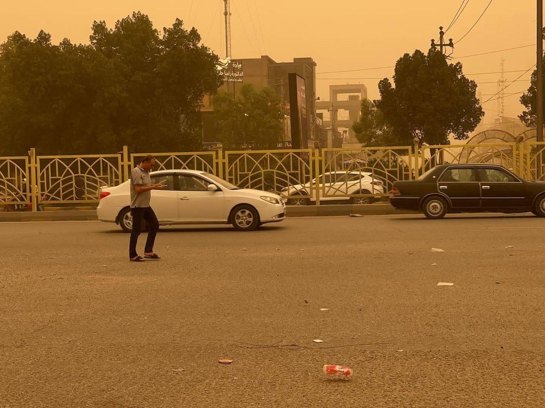 صور: عاصفة ترابية تحول سماء النجف إلى اللون الأحمر