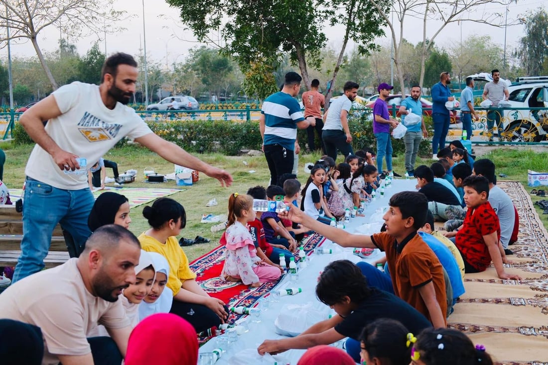 صور: أيتام بعقوبة نظفوا المنتزه وزرعوا الشتلات وشاركوا في إفطار جماعي