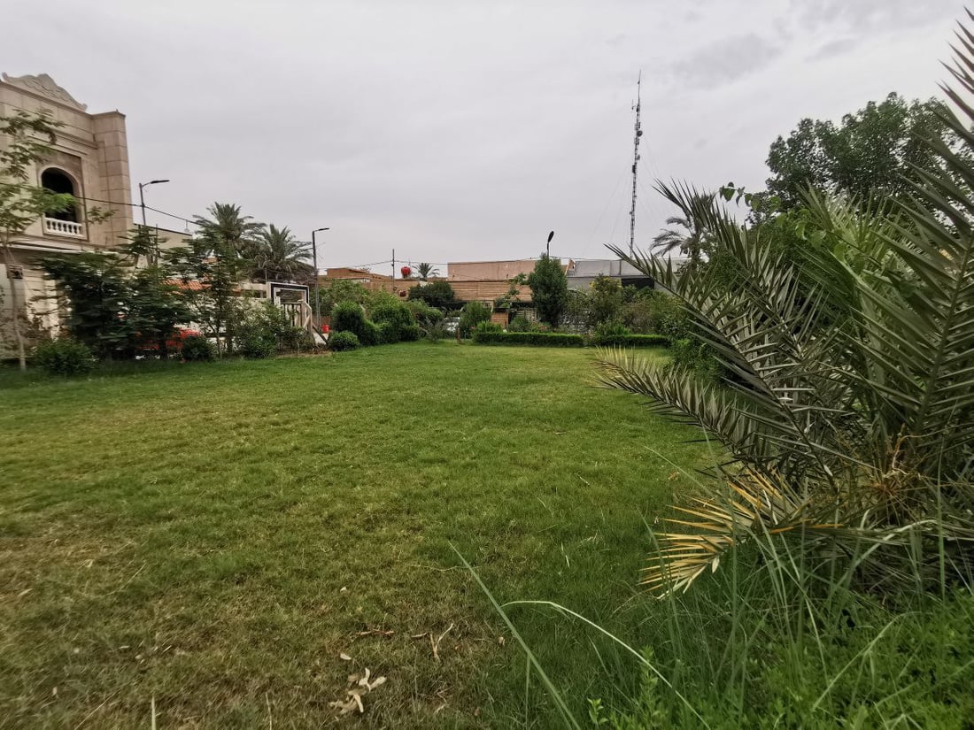 أعطى مفتاحاً لكل عائلة.. شاب كوفي ينشئ للجيران حديقة غنّاء ويحيطها بأبواب محكمة