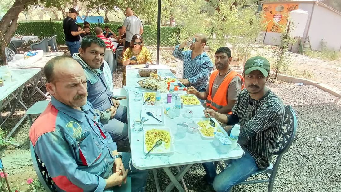 صور: ناشطة كركوكية تجمع 50 عاملاً من بلدية آلتون كوبري وتحتفل بعيدهم على نهر الزاب