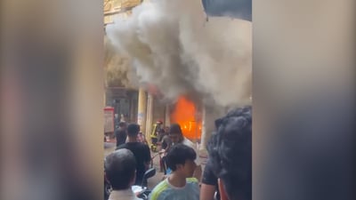 تماس كهربائي يلتهم محلاً للملابس في الشورجة