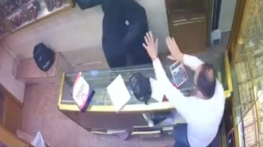 شاهد: امرأة تهاجم صائغ ذهب بـ 