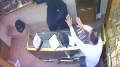 شاهد: امرأة تهاجم صائغ ذهب بـ “جاكوج” في العشار