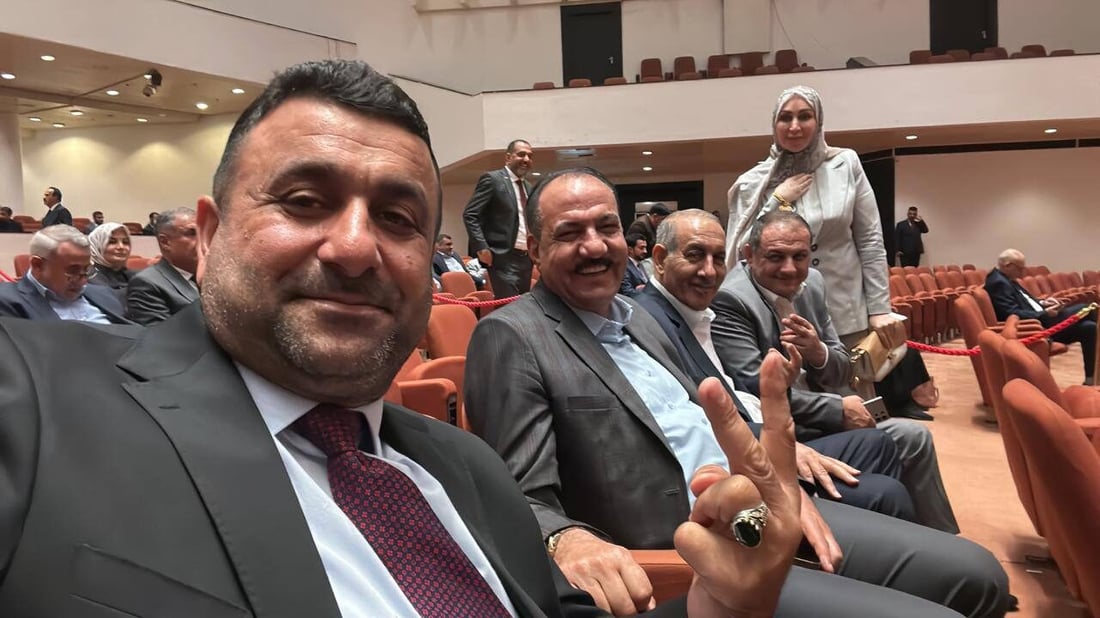 قيادي “تقدم” بعلامة النصر: ساعة واحدة تفصل المشهداني عن رئاسة البرلمان