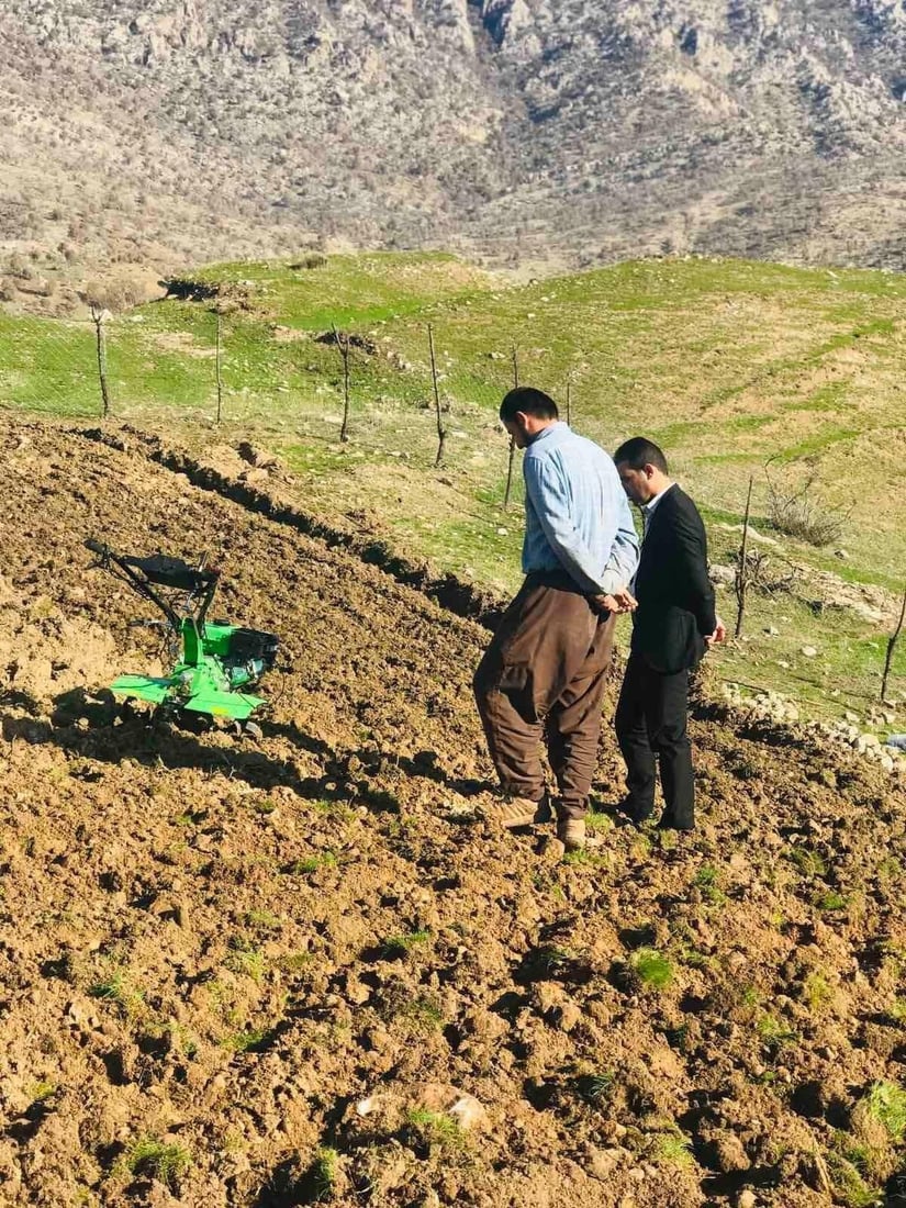 له‌ گوندێكی دینارته‌ به‌هه‌زاران ده‌نكه‌ خۆخ و قه‌یسی چێندران