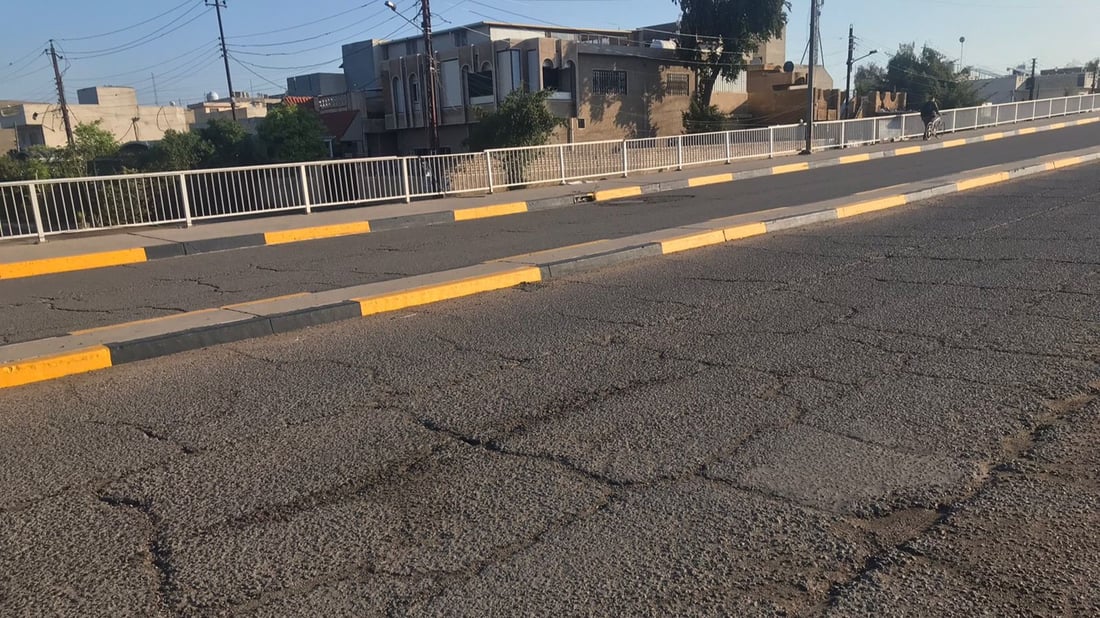 “الطسات” تملأ مجسر السفارات إلى العامرية.. بلا تأهيل منذ عقود ووعد من الأمانة (صور)