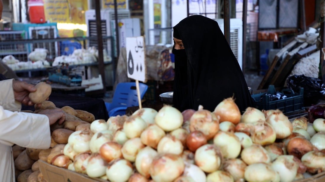 صور: بائعات الخضار في “تحدّي” الديوانية.. سيدات مكافحات وماهرات بكسب الزبائن