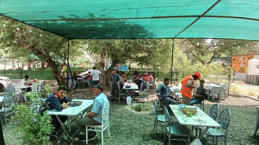 صور: ناشطة كركوكية تجمع 50 عاملاً من بلدية آلتون كوبري وتحتفل بعيدهم على نهر الزاب