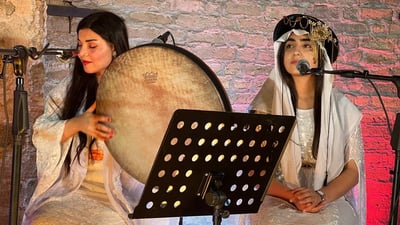 نساء ورجال أيزيديون يُطربون جمهور أربيل بأشهر أغنيتين في سنجار (فيديو)